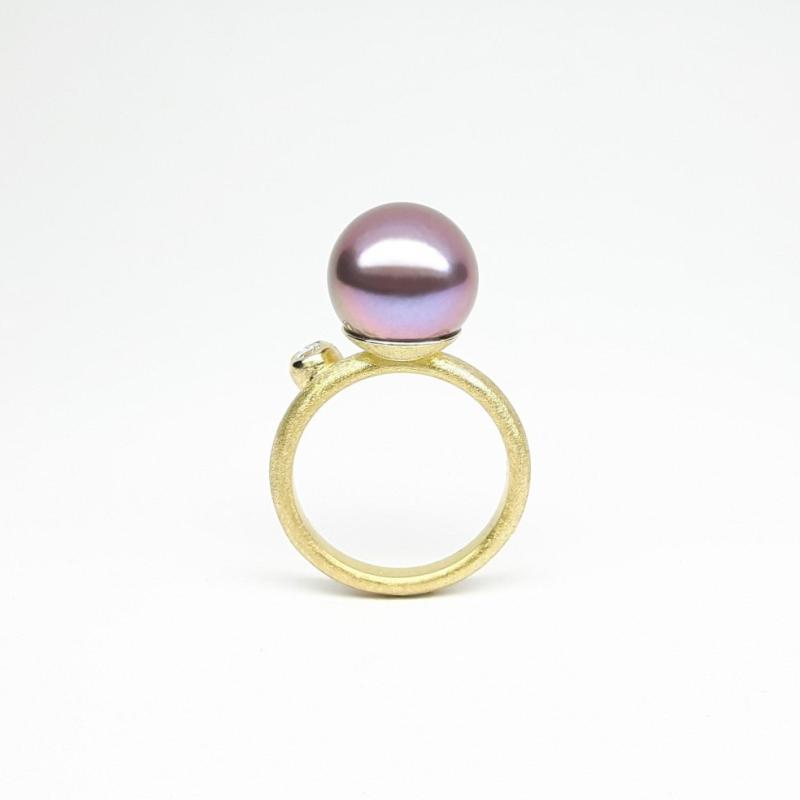 Bague en or rouge 18kt, perle d'eau douce de couleur naturelle mauve-rose et diamant. Pièce unique.