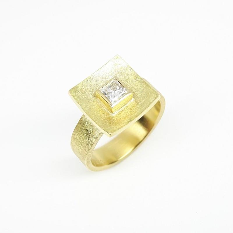 Bague or jaune 18kt et diamant princesse.