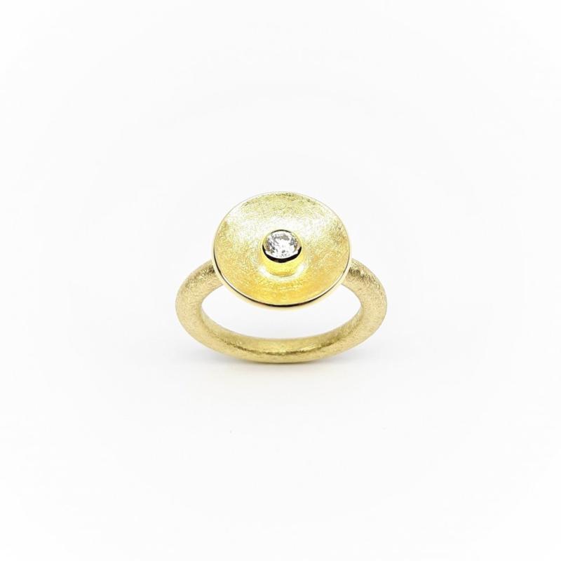 Bague en or jaune 18kt et diamant. Pièce unique.
