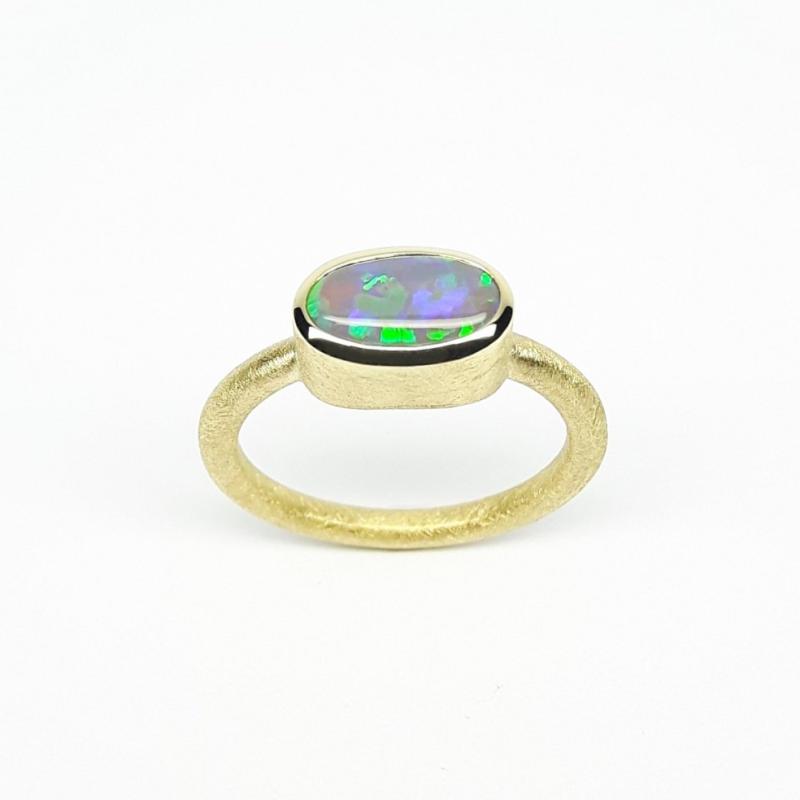 Bague en or jaune 18kt et opale noire. Pièce unique.