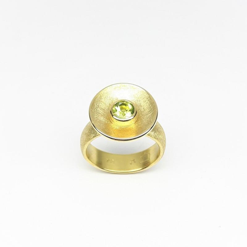 Bague en or jaune 18kt et péridot.