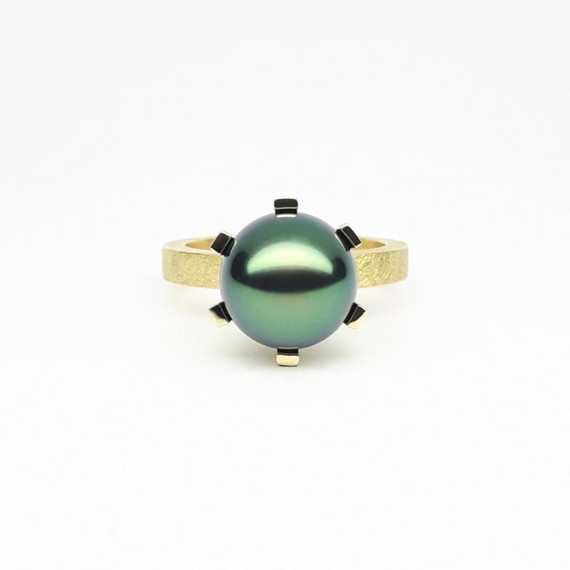 Bague en or jaune 18kt et perle de Tahiti noire-verte Ø10,5mm. Pièce unique.