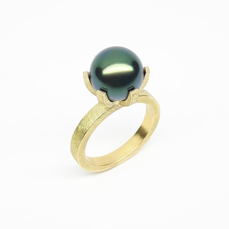 Bague en or jaune 18kt et perle de Tahiti noire-verte Ø10,5mm. Pièce unique.
