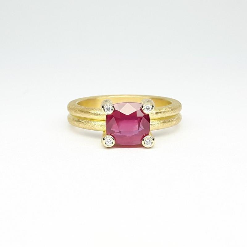 Bague en or jaune 18kt, rubis et diamants. Pièce unique.
