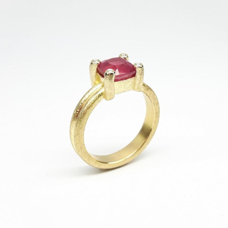 Bague en or jaune 18kt, rubis et diamants. Pièce unique.
