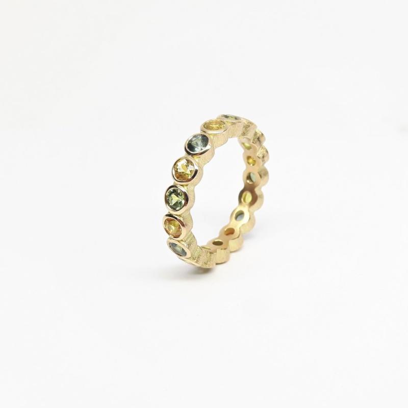 Bague en or jaune 18kt et saphirs. 