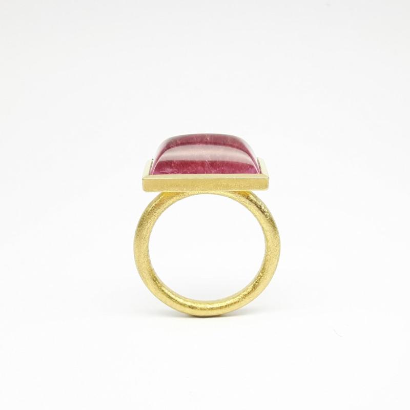 Bague en or jaune 18kt et tourmaline rose. pièce unique