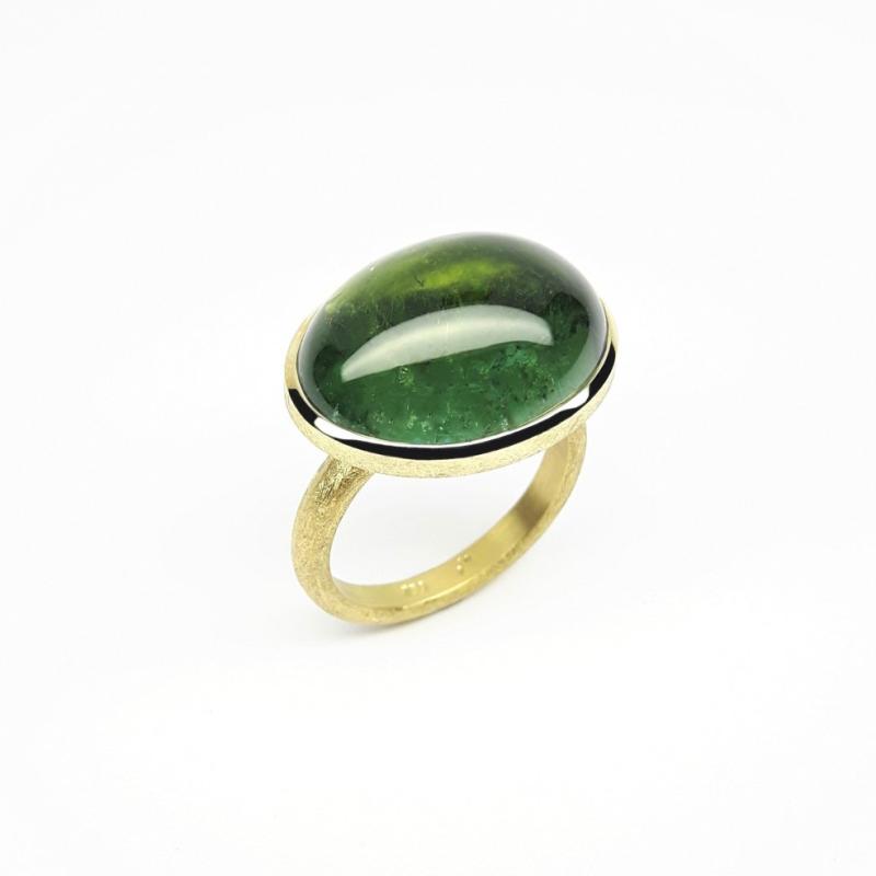 Bague en or jaune 18kt et tourmaline verte.