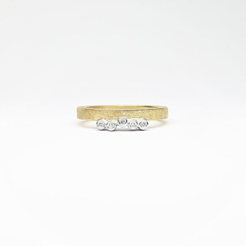 Bague en or jaune et blanc 18kt sertie de 5 diamants. Pièce unique.