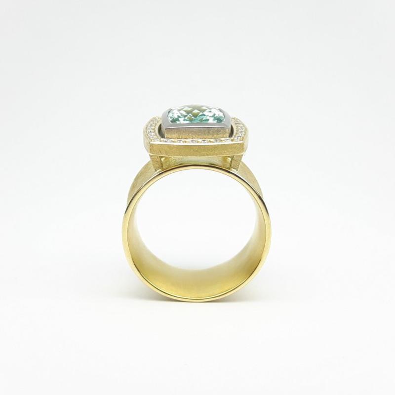 Bague en or jaune-blanc 18kt, émeraude et diamants. Pièce unique. 