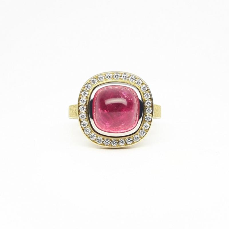 Bague en or jaune-blanc 18kt, tourmaline rose et diamants. Pièce unique.