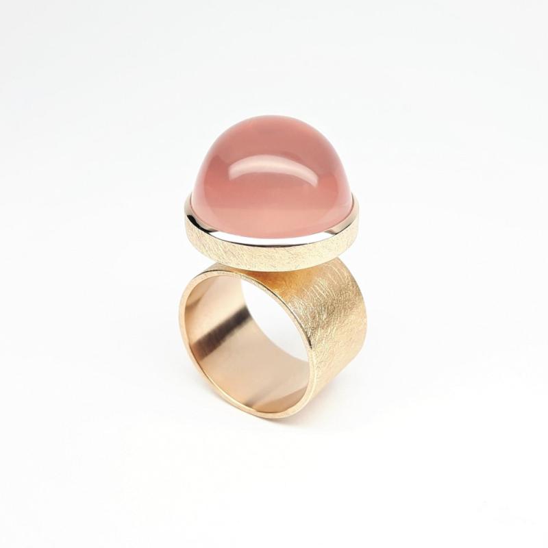 Bague en or rouge 18kt et quartz rose. Pièce unique.