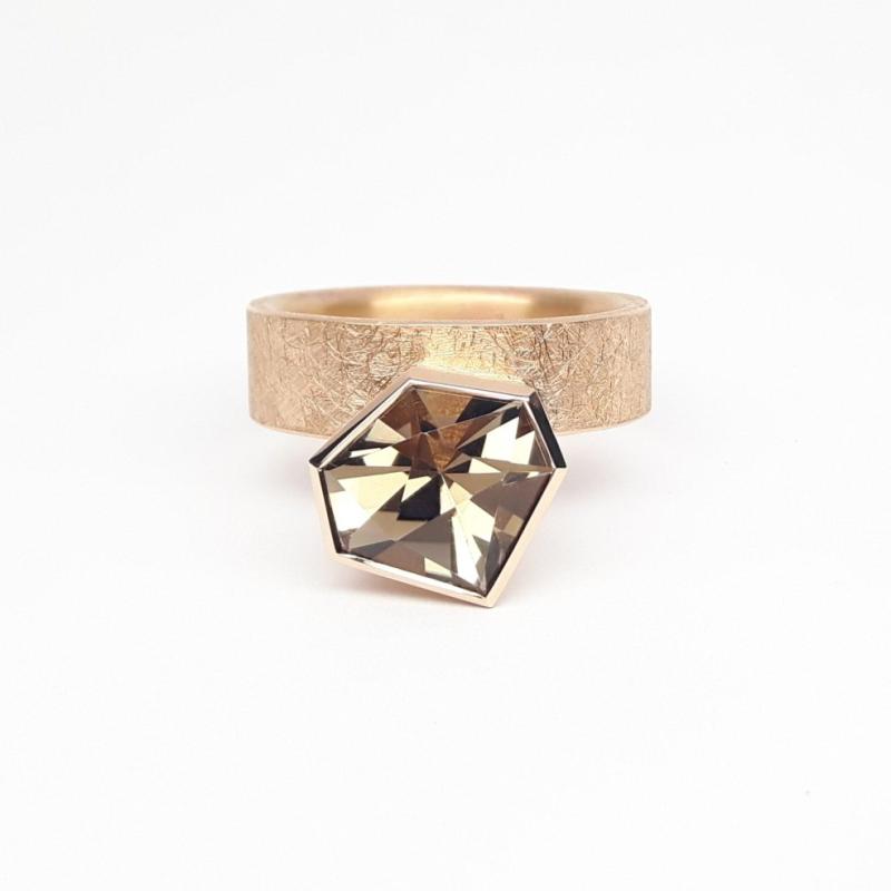Bague en or rouge 18kt et quartz fumé fancy cut. Pièce unique.