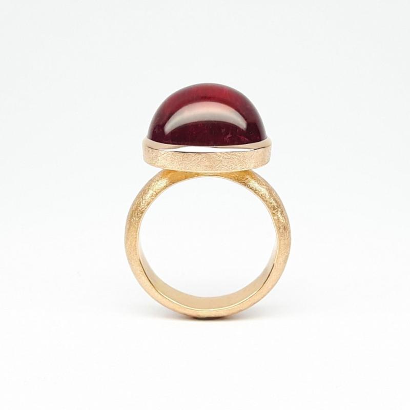 Bague en or rouge 18kt et tourmaline rose-rouge. Pièce unique.