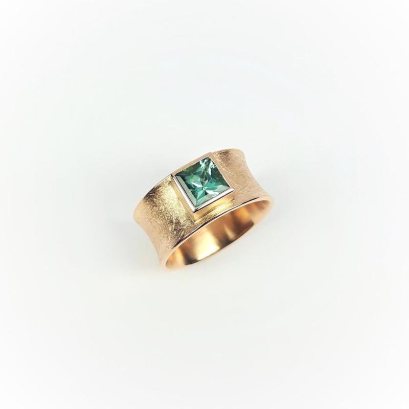 Bague en or rouge 18kt et tourmaline bleu-verte en taille princesse. Pièce unique.