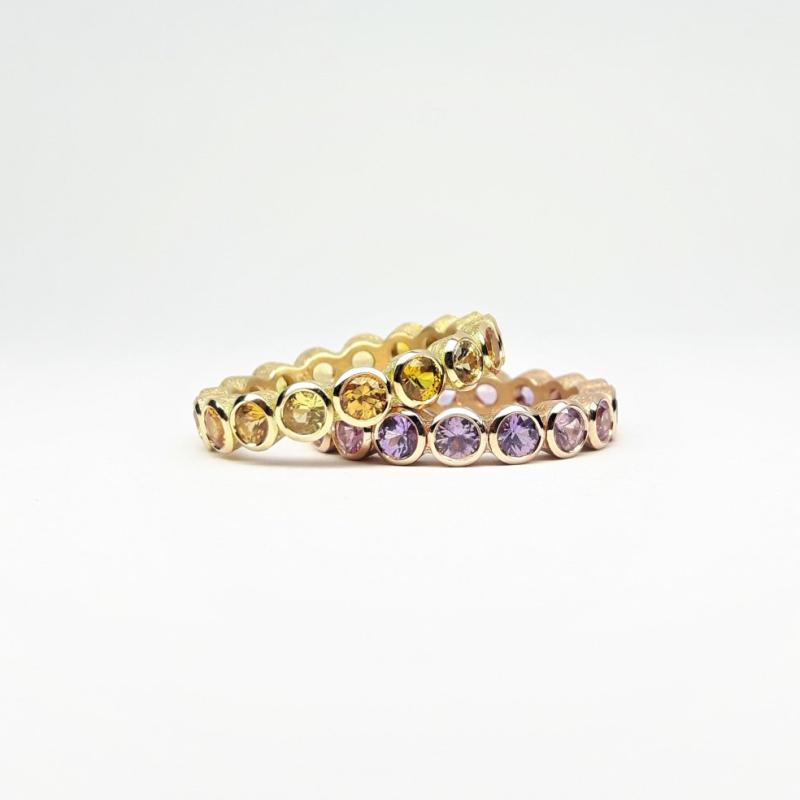 Bague en or jaune 18kt et saphirs jaunes.