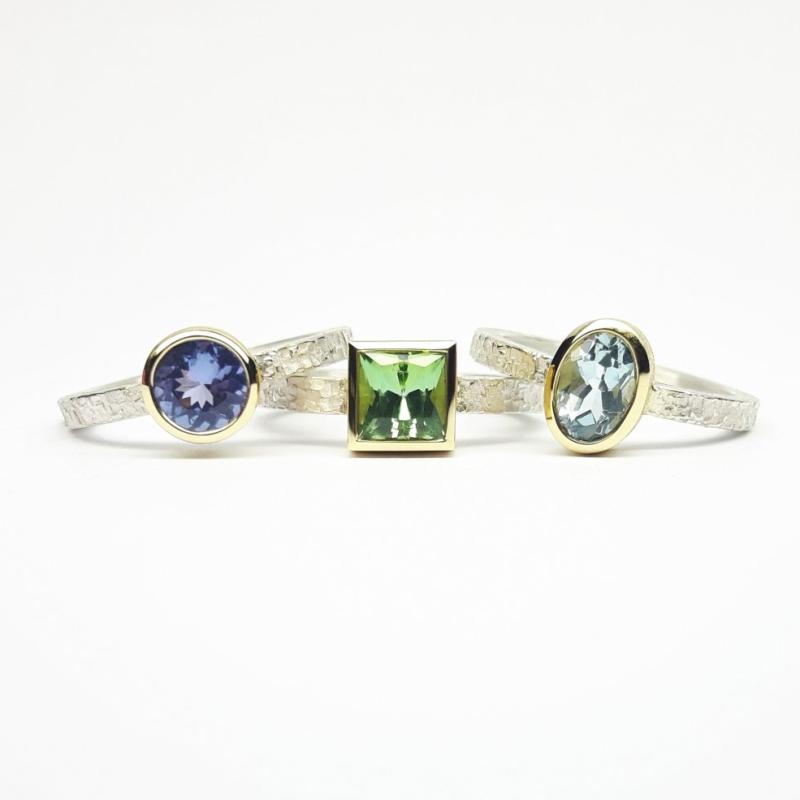Bague martelée en argent 925/-, or jaune 18kt, sertie d'une tanzanite. Pièce unique.