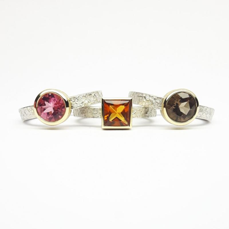 Bague martelée en argent 925/-, or jaune 18kt, sertie d'une quartz fumée. Pièce unique.
