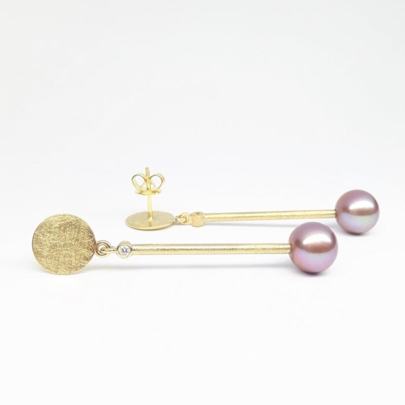 Boucles d'oreilles, or jaune 18kt, perles de culture d'eau douce couleur lavande naturelle et diamants. Pièce unique.