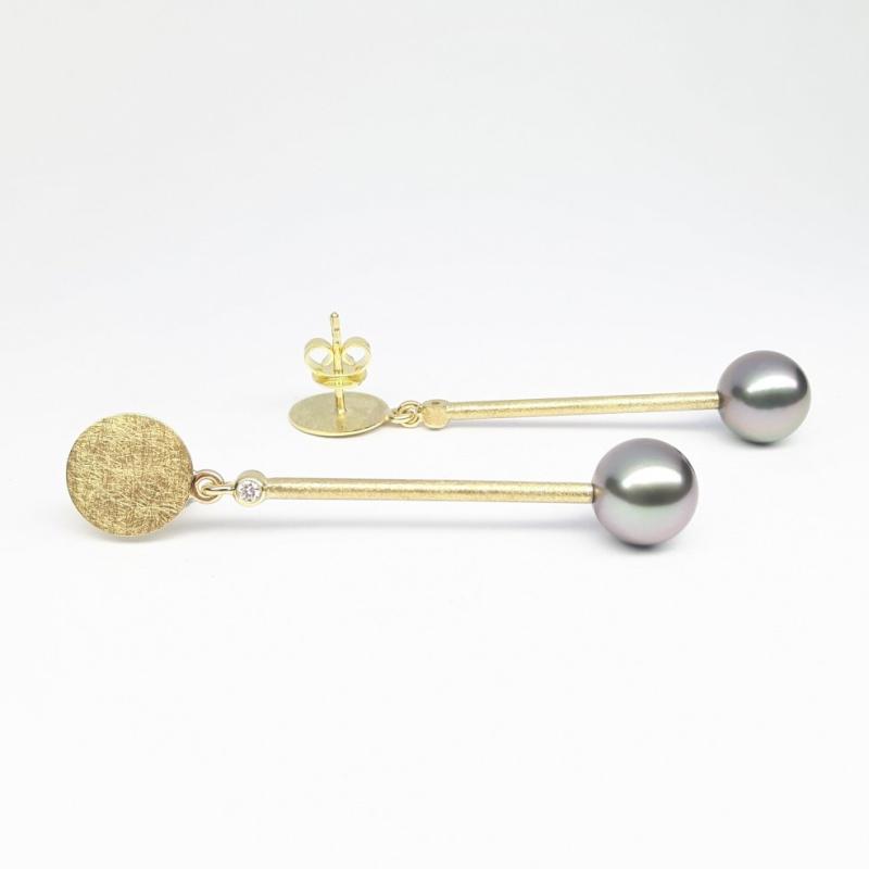 Boucles d'oreilles en or jaune 18kt, perles de tahiti et diamants.