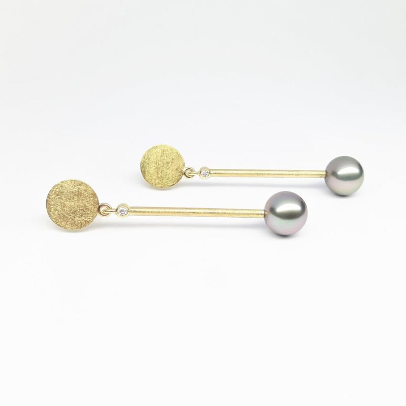 Boucles d'oreilles en or jaune 18kt, perles de tahiti et diamants.