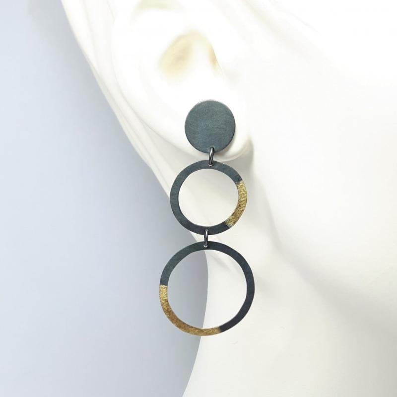 Boucles d'oreilles en argent 925/- noirci et or jaune 18kt.