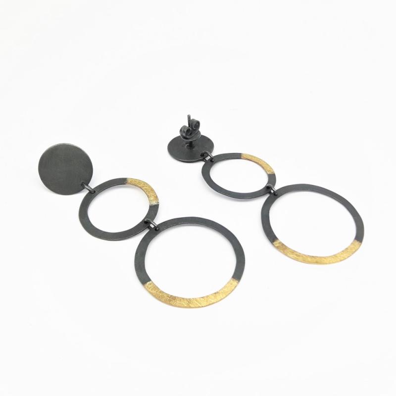 Boucles d'oreilles en argent 925/- noirci et or jaune 18kt.