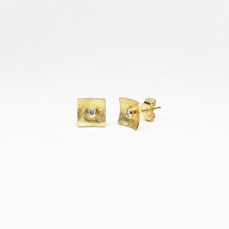 Boucles d'oreilles en or jaune 18kt et brillants.