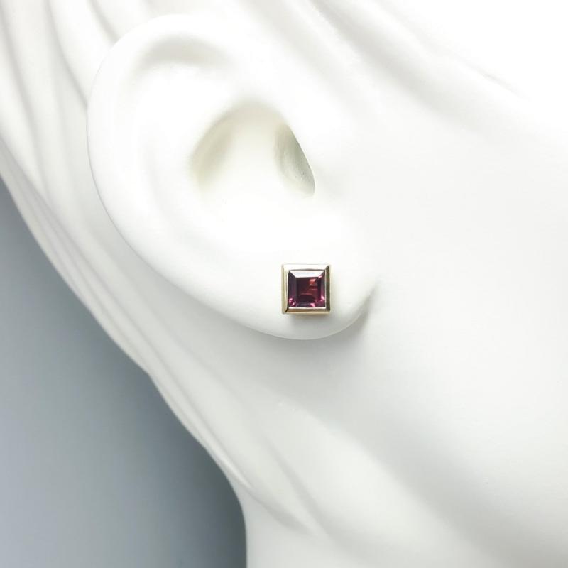 Boucles d'oreilles en or jaune 18kt et grenat rhodolite.