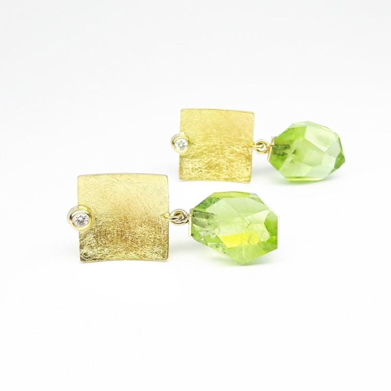 Boucles d'oreilles en or jaune 18kt, péridot et diamants. Pièce unique.