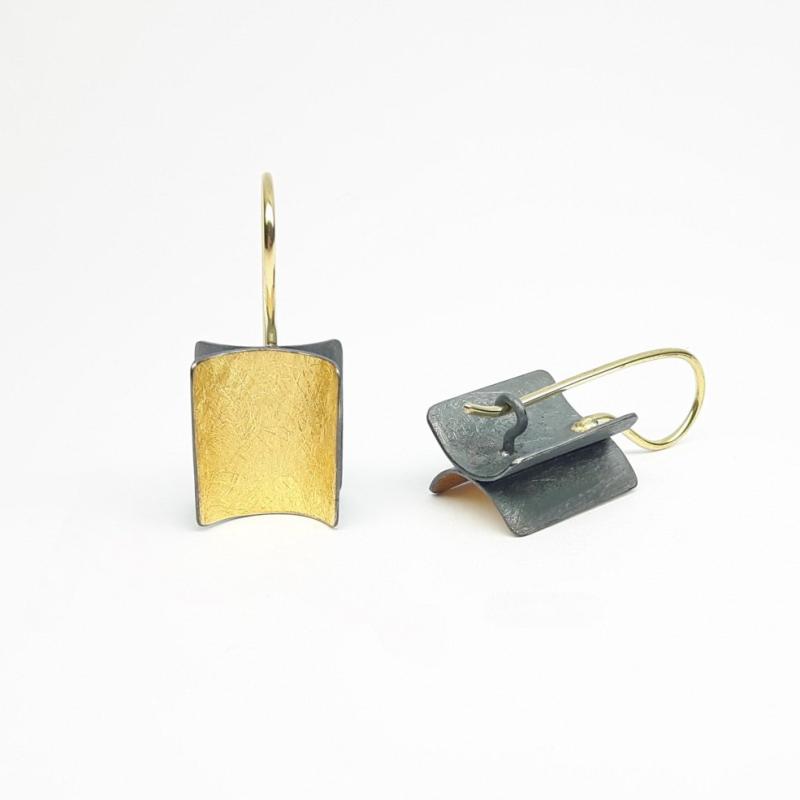 Boucles d'oreilles en or fin, jaune 18kt et argent 925/-. noirci.