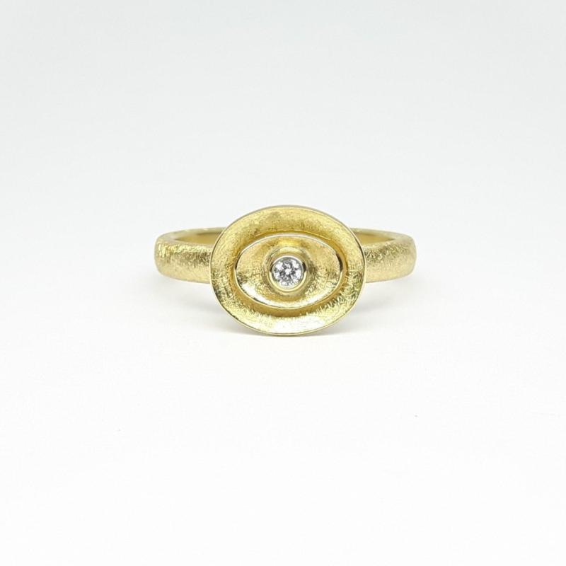 Bague en or jaune 18kt et diamant. Pièce unique.
