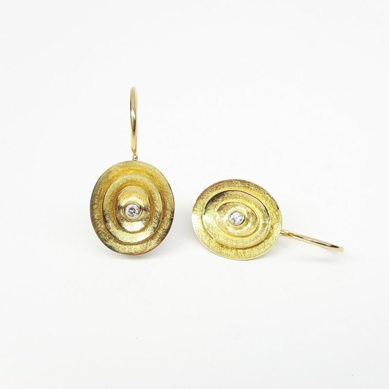 Boucles d'oreilles en or jaune 18kt et brillants.