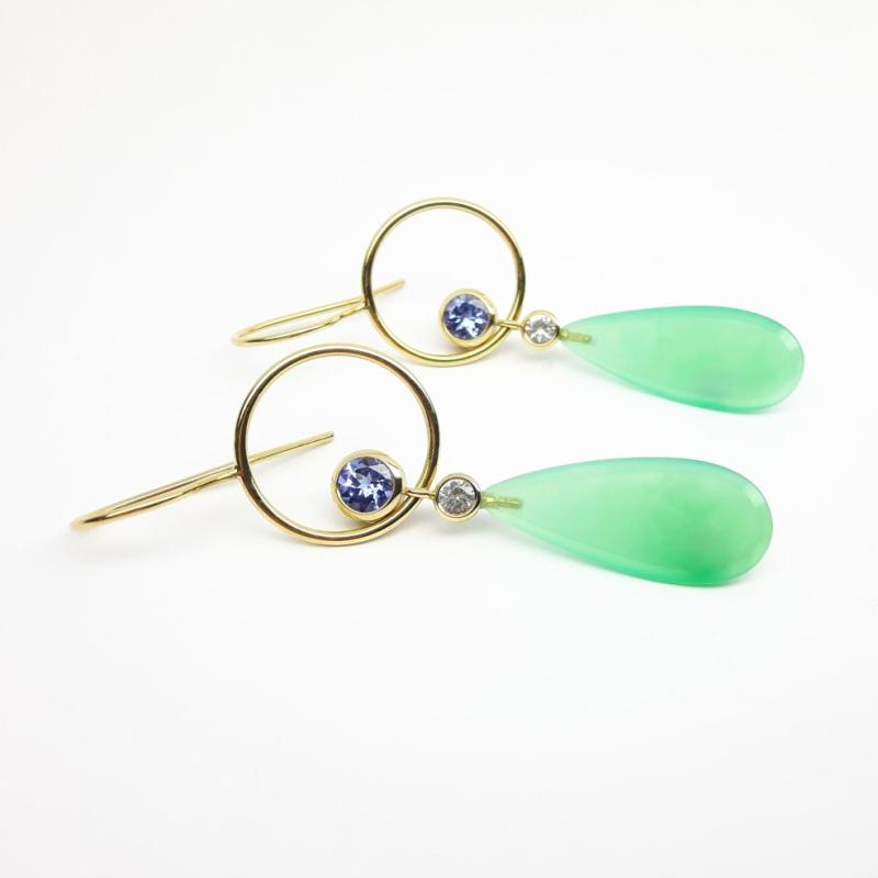 Boucles d'oreilles en or jaune 18kt, tanzanite, saphir et pampilles en chrysoprase. Pièce unique.