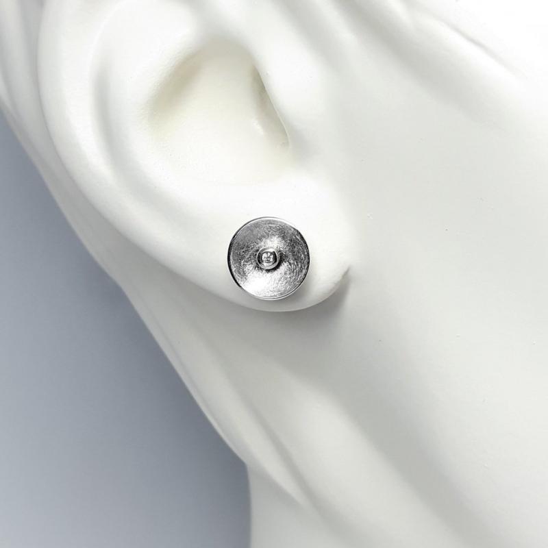 Boucles d'oreilles en or blanc 18kt et diamants.