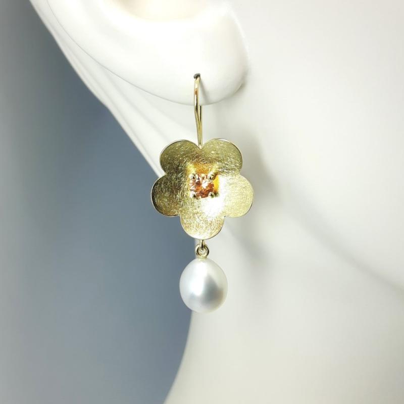 Boucles d'oreilles en or jaune 18kt, grenat mandarin et perles d'eau douce. Pièce unique.
