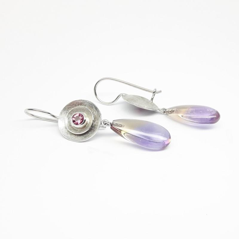 Boucles d'oreilles en or blanc 18kt, tourmaline rose et pampilles en amétrine. Pièce unique.
