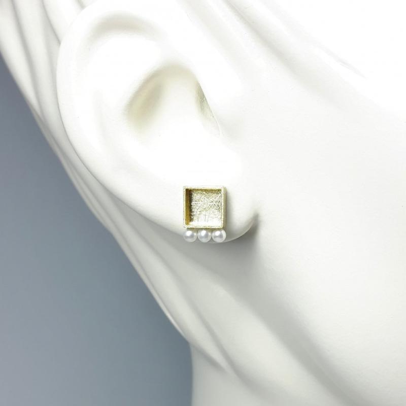 Boucles d'oreilles en or jaune 18kt et 6 perles de culture Akoya.