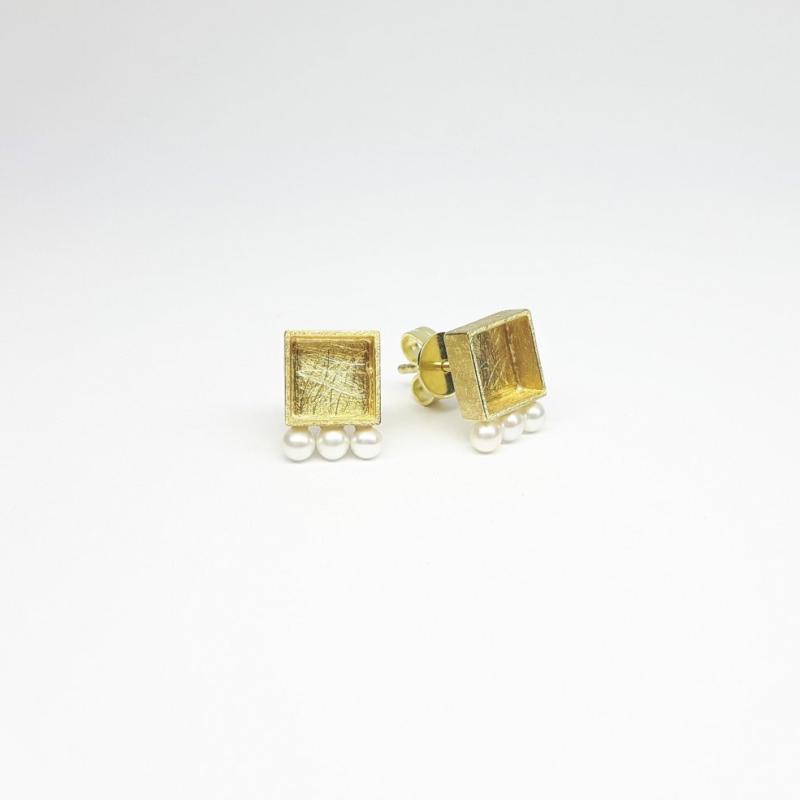 Boucles d'oreilles en or jaune 18kt et 6 perles de culture Akoya.