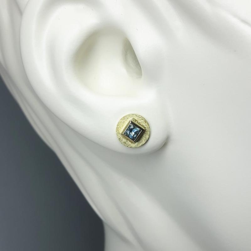 Boucles d'oreilles en or jaune 18kt et aigue-marine en taille princesse.