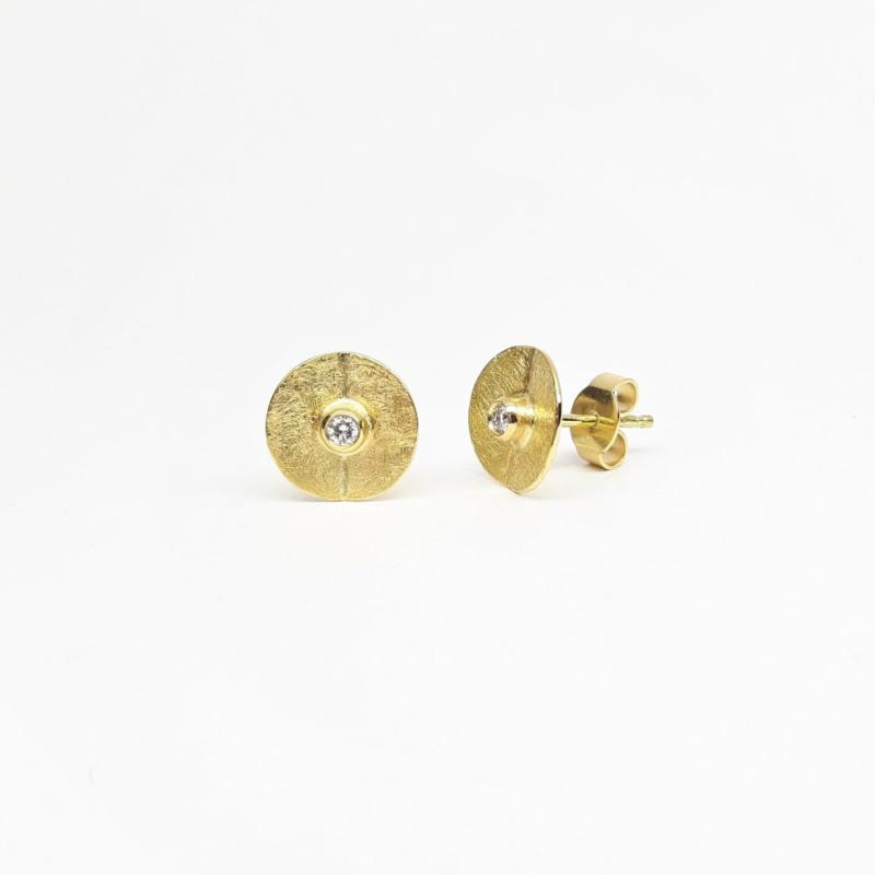 Boucles d'oreilles en or jaune 18kt et brillants.