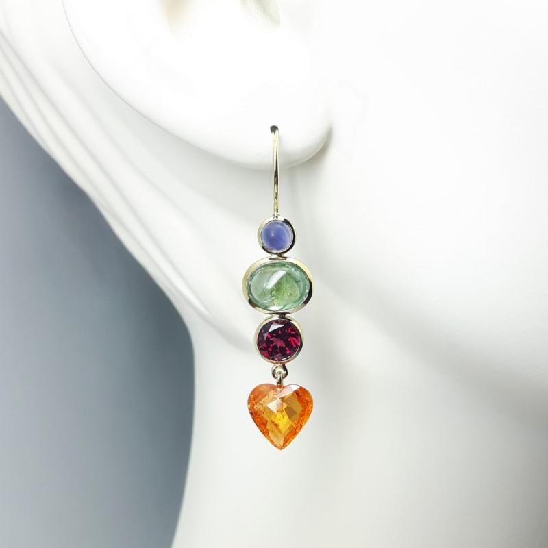 Boucles d'oreilles en or jaune 18kt, grenat mandarin, tourmaline, rhodolite et iolite. Pièce unique.