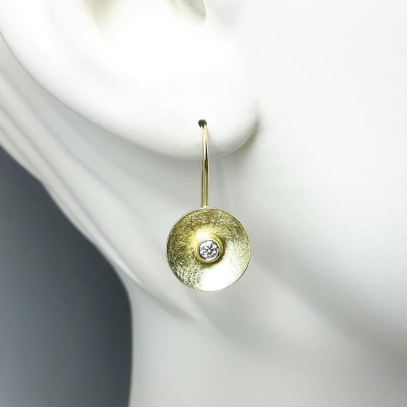 Boucles d'oreilles en or jaune 18kt et diamants.