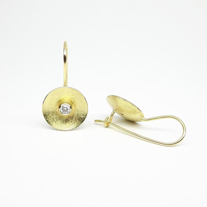 Boucles d'oreilles en or jaune 18kt et diamants.