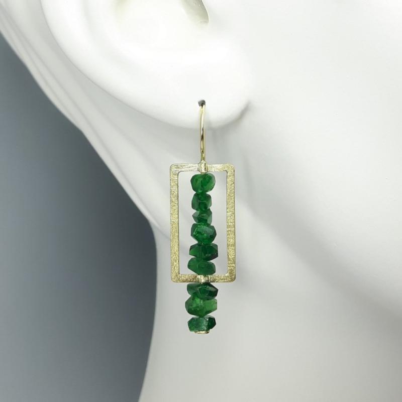 Boucles d'oreilles en or jaune 18kt et tsavorites de très belle qualité. Pièce unique.