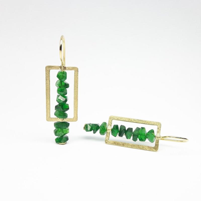 Boucles d'oreilles en or jaune 18kt et tsavorites de très belle qualité. Pièce unique.