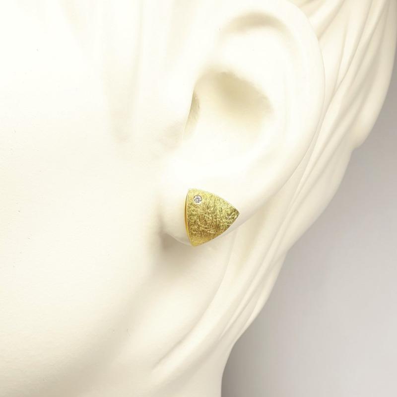 Boucle d'oreilles triangles en or jaune et diamants.