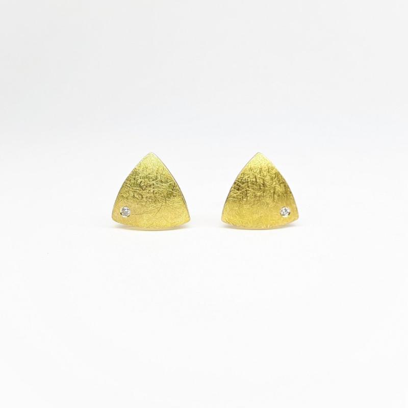 Boucle d'oreilles triangles en or jaune et diamants.