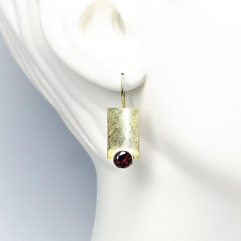 Boucles d'oreilles en or jaune 18kt et grenat rouge.