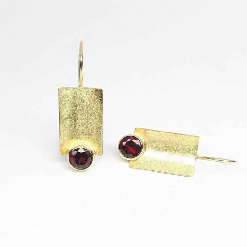 Boucles d'oreilles en or jaune 18kt et grenat rouge.